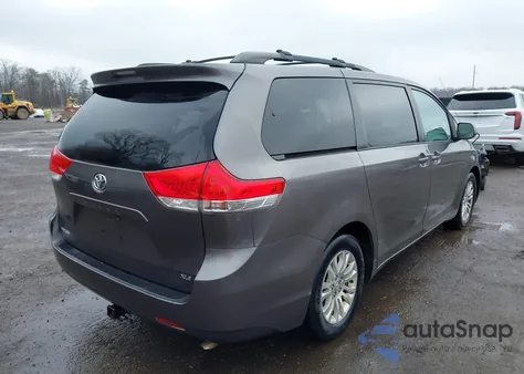 2014 Toyota Sienna Xle V6 8 Passenger z USA, uszkodzony, nr VIN 5TDYK3DC0ES443577